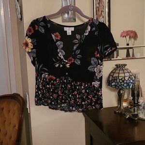 Ivy & Main cute crop top black with flowers
